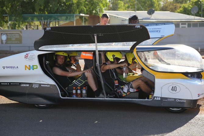 Familien-Solarcar, besetzt mit vier Männern