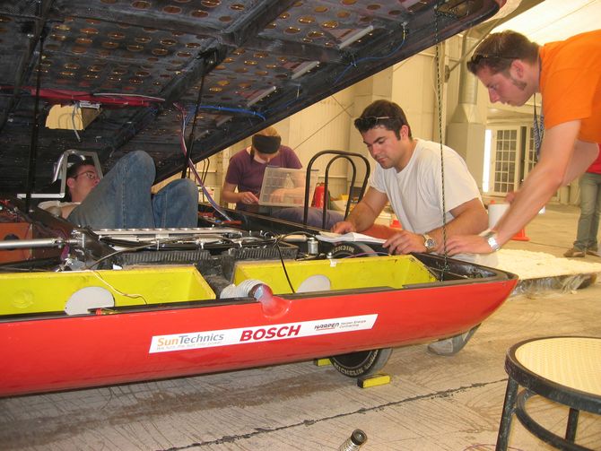 Die Elektriker bei der Arbeit: Thomas Hengmith, Angela Lohberg, Daniel Pieper und Tobias Terlau