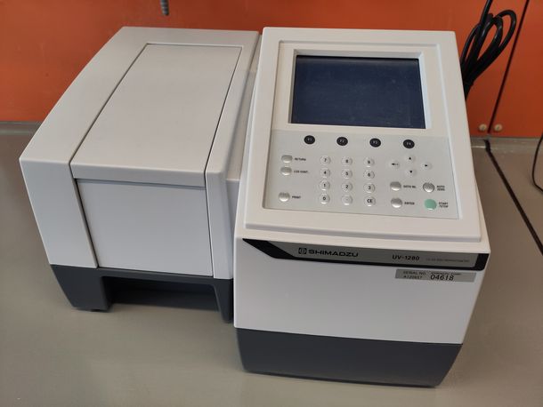 UV-Vis Spektralphotometer Shimadzu UV-1280 zur Bestimmung von Konzentrationen in Flüssigproben.