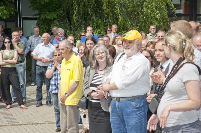 Mit gelber Kappe: Alexander Nitica. Mitinitiator der Weltumrundung, links daneben die Oberbürgermeisterin der Stadt Bochum Dr. Ottilie Scholz