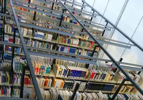 Fachbibliothek Wirtschaft: Blick von der Galerie auf die Bibliotheksregale