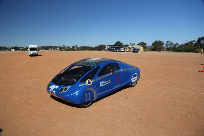 Der Star des Tages: PowerCore SunCruiser am Kontrollstopp Coober Pedy, im Hintergrund Michigan, die ihr Supportfahrzeug diesmal wirklich nötig haben