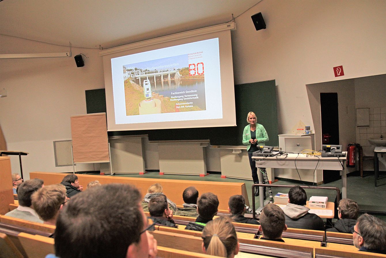 Dekaneassistentin Daniela Kempka stellte das Geodäsie- und Geoinformatikstudiums an der Hochschule Bochum vor.