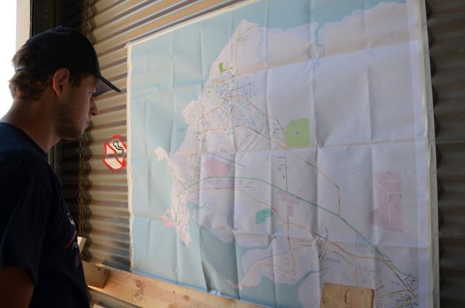 Bastian Glimpel verschafft sich einen Überblick auf der eigenes in der Werkstatt aufgehängten Karte von Darwin