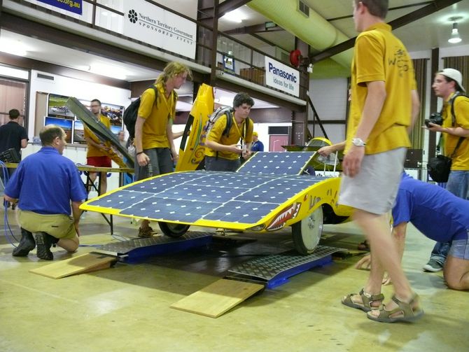 Das Team Helios aus Frankreich beim Wiegen. Der Wagen startet in der Adventure Class