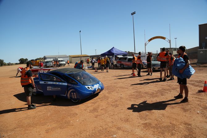 Das Team am Kontrollstopp Coober Pedy