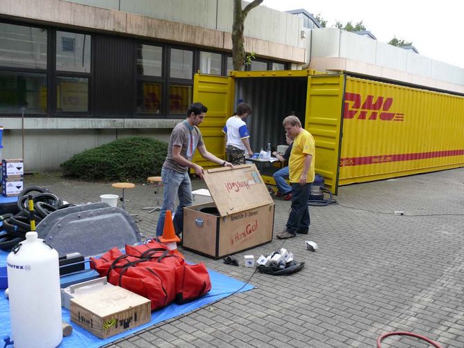 Ende Juli in Deutschland: Roland Libor und Dennis Schmitter packen, im Hintergrund Daniel Ulhorn und Christian Wulfert