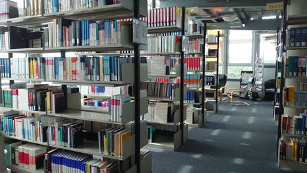 Fachbibliothek Wirtschaft Blick auf die Regale und die Leseecke