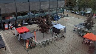 Bild aus der Vogelperspektive auf den Vorplatz der Bluebox, aus dem H gebäude etage 4