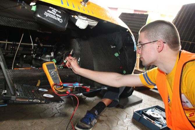 Johannes von Reth kontrolliert die Zuleitungen des Motors