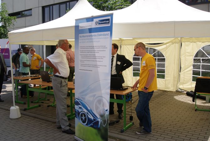 Hans Tholstrup am Strand des neuen Forschungskooperationspartners ThyssenKrupp Electrical Steel