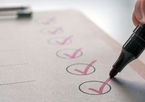 Erledigte Aufgaben werden auf einer To-Do-Liste abgehakt