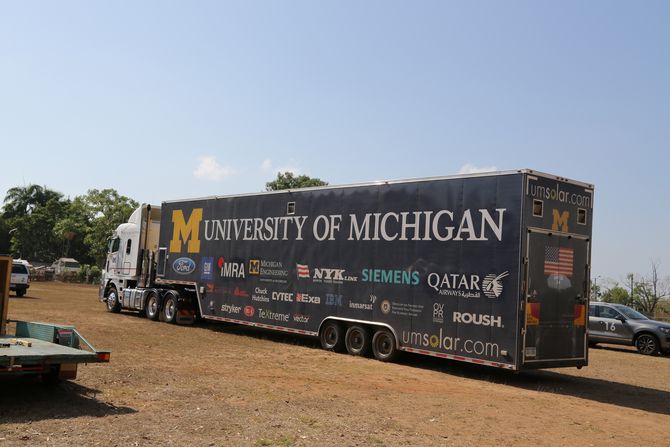 Viel hilft viel: Der Service-Truck von Michigan, mitgebracht aus den USA…