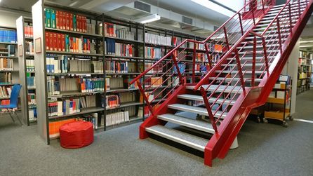 Fachbibliothek Technik: Regale und Treppe zur oberen Etage zu den Einzelarbeitsplätzen