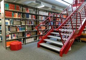 Fachbibliothek Technik: Regale und Treppe zur oberen Etage zu den Einzelarbeitsplätzen
