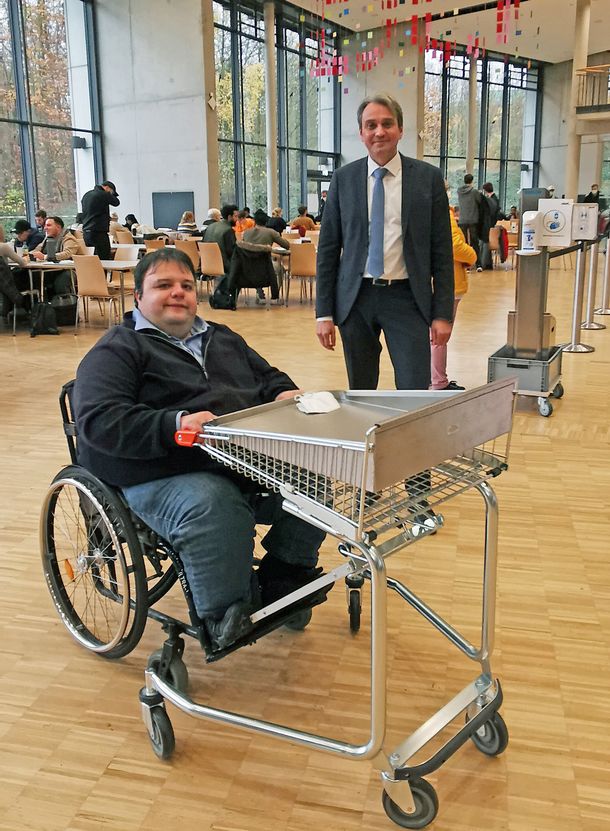 Mensatablettwagen macht Rollstuhlfahrer*innen flexibler