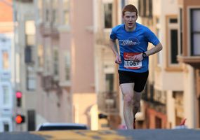 Mann im Sportdress läuft steile Straße hoch (Foto: Des Tan)