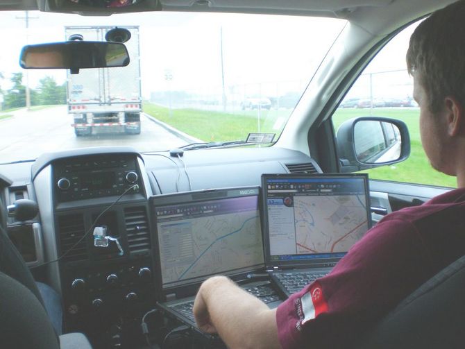 On the road: Andrej Willms als Copilot übernimmt die GPS-Aufzeichnung der Strecke und die Navigation