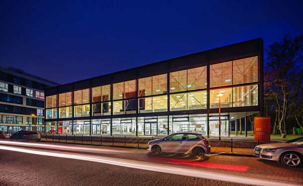 Foto: Volker Wiciok, Lichtblick - Visuelle Medien, Bochum Foto der orange erleuchteten BlueBox bei Nacht