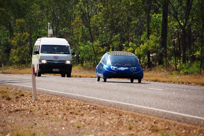 SolarCar mit Verfolger Chase