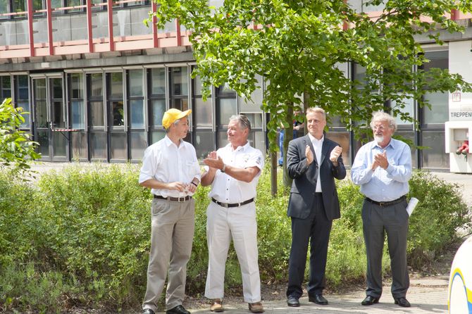 Mike Duke, "Großvater" des SolarCar-Projekts, Chris Selwood von der WSC, Prof. Dr. Carsten Köhn und Hans Gochermann (v. l. n. r.) Mike Duke, "Großvater" des SolarCar-Projekts, Chris Selwood von der WSC, Prof. Dr. Carsten Köhn und Hans Gochermann (v. l. n. r.)