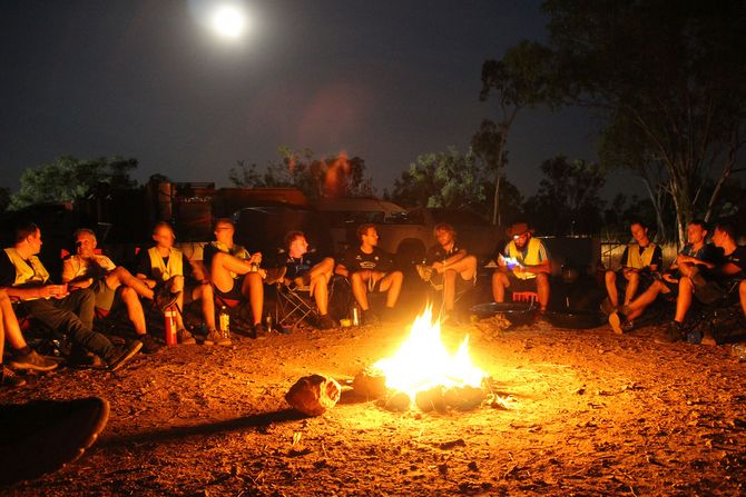 Lagerfeuer am Ende eines guten ersten Renntages