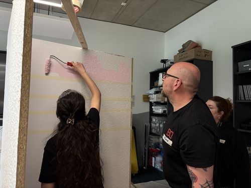 Mädchen lernt richtig zu streichen