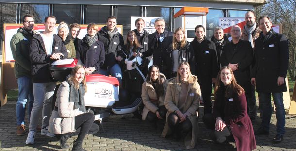 Eröffnung Akkuladeschrank: Das studentische Projektteam mit den beteiligten Unternehmen Eröffnung Akkuladeschrank: Das studentische Projektteam mit den beteiligten Unternehmen