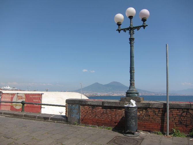 Blick auf den Vesuf von Neapels Küste aus