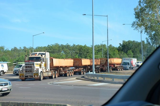 Roadtrain im Stadtverkehr von Darwin