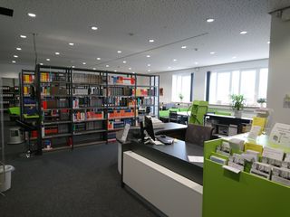 Fachbibliothek CVH: Blick auf die Servicetheke in die Bibliothek