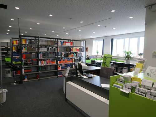 Fachbibliothek CVH: Blick auf die Servicetheke in die Bibliothek