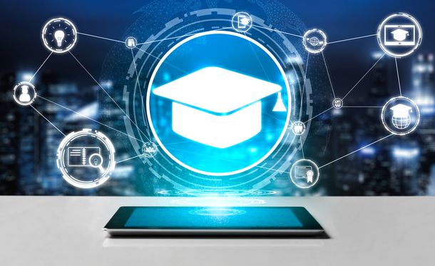 E-Learning und Online-Bildung für Studenten- und Hochschulkonzepte. Grafische Oberfläche, die die Technologie des digitalen Schulungskurses zeigt, damit Menschen von überall aus digital Fernlernen können. E-Learning und Online-Bildung für Studenten- und Hochschulkonzepte. Grafische Oberfläche, die die Technologie des digitalen Schulungskurses zeigt, damit Menschen von überall aus digital Fernlernen können.