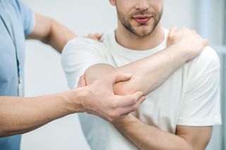 Physiotherapeut behandelt Schulter