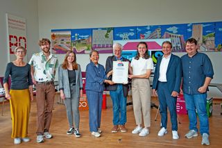 Gruppenbild mit Fairtrade-Urkunde