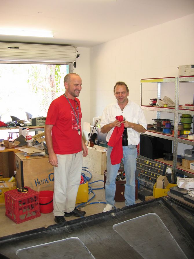 Stefan Spychalski bedankt sich bei Rolf, dem Besitzer der Werkstatt, mit einem Teamshirt für die großzügige Gastfreundschaft
