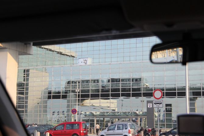 Skytrain Flughafen Frankfurt im Spiegel der Fassade