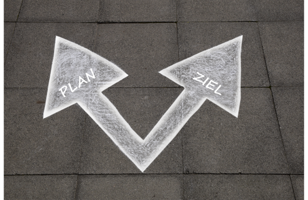 Zwei weiße Kreidepfeile zeigen nach rechts und links