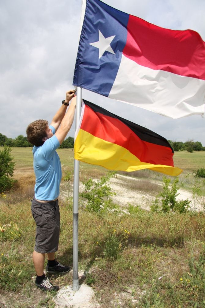 Andrej Wilms beim Abhängen der deutschen Flagge