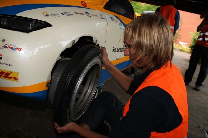 Yago Elbrecht bei der Montage des reparierten Motors