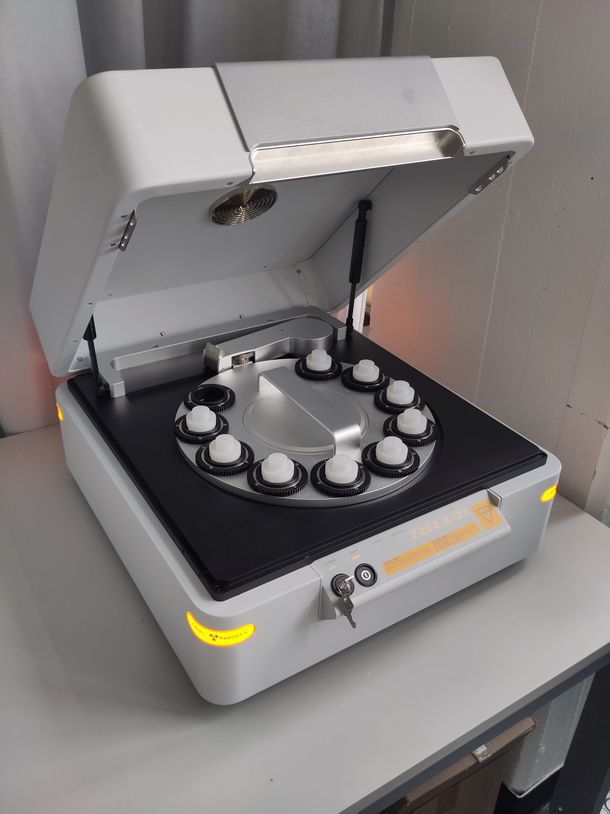 Röntgenfluoreszenzanalysegerät Epsilon 4 von Malvern PANalytical zur Elementanalyse fester und pulverisierter Proben.