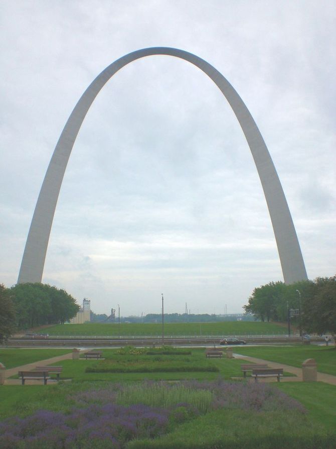 Neben dem beeindruckenden Fluss ein überwältigender Anblick: Das Wahrzeichen der Stadt, der 182 Meter hohe Arch, ein Monument aus Edelstahl und Beton. Neben dem beeindruckenden Fluss ein überwältigender Anblick: Das Wahrzeichen der Stadt, der 182 Meter hohe Arch, ein Monument aus Edelstahl und Beton.