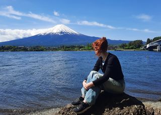 Kurze Verschnaufpause während des Japan-Aufenthalts: Ergotherapie-Studentin Isa Röschel genießt den Blick auf den Fuji, den höchsten Berg Japans.