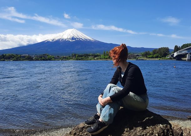 Kurze Verschnaufpause während des Japan-Aufenthalts: Ergotherapie-Studentin Isa Röschel genießt den Blick auf den Fuji, den höchsten Berg Japans.