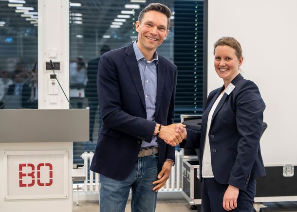 Prof. Dr. Rolf Tappe gratuliert Prof. Dr. Michaela Ludewig mit Handschlag zum Lehrpreis 2025.