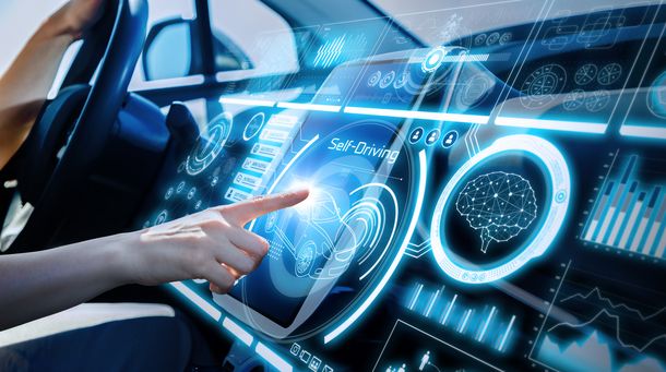 Futuristische Armaturenbrett eines Fahrzeugs. Autonomes Fahren. Intelligente Mobilität. Futuristische Armaturenbrett eines Fahrzeugs. Autonomes Fahren. Intelligente Mobilität.
