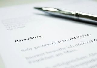 Stift liegt auf Bewerbungsanschreiben