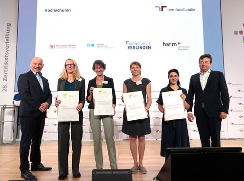 Standbilder mit Urkunde