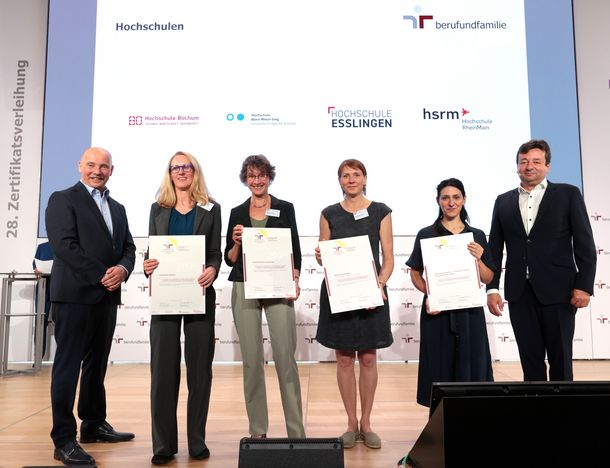 Standbilder mit Urkunde