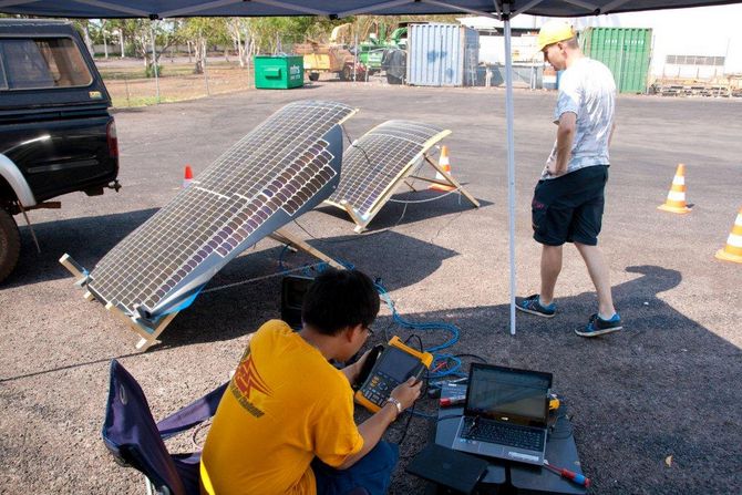 Die Leistung des Solargenerators wird unter australischer Sonneneinstrahlung getestet